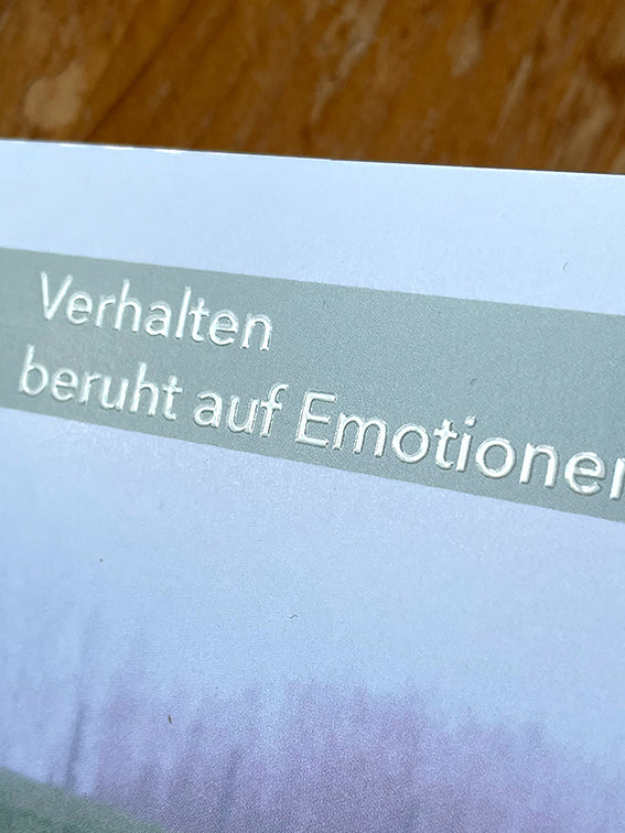 Postkarte Verhalten beruht auf Emotionen mit Foto Hund Detail.